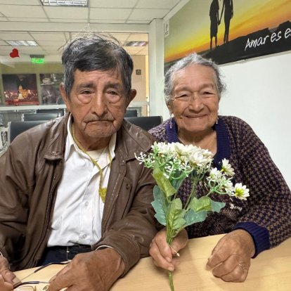 Don Patricio Jiménez y doña Nora Jiménez durante la ceremonia civil en la ciudad de Loja, donde sellaron seis años de relación con un “sí” definitivo.