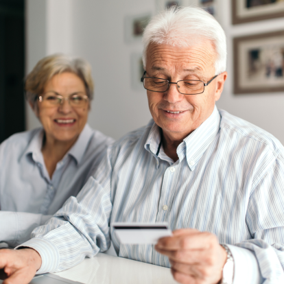 Beneficios económicos para la tercera edad en Ecuador incluyen rebajas tributarias y exoneraciones que alivian gastos mensuales.