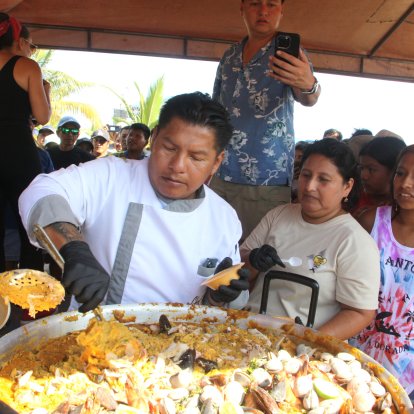 En cola para probar la ´cazuela´ uno de los platos tradicionales de la costa