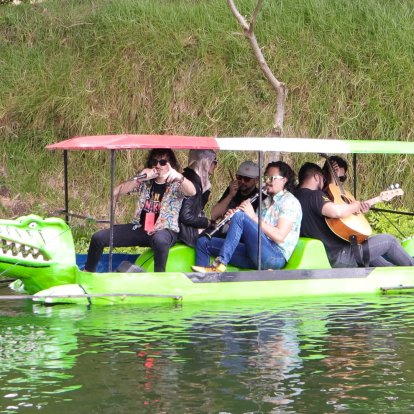 Turistas disfrutan de paseos en bote en el complejo La Moya.