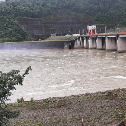 La hidroeléctrica s eubica entre dos provincias Napo y Sucumbíos.