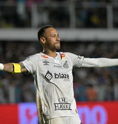 El delantero del Santos Neymar durante el partido de fútbol entre el Santos y el Botafogo en el estadio Urbano Caldeira.