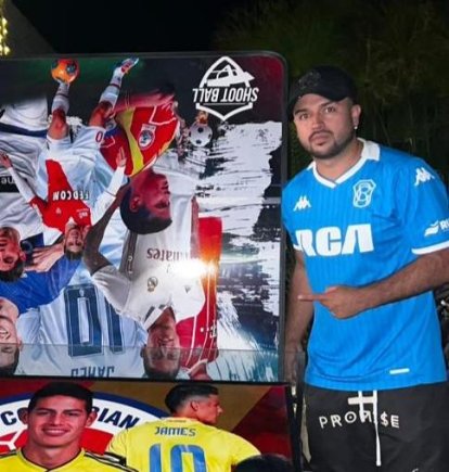 Espinosa le entrega su pedido a James Rodríguez. En los próximos días tiene pactada una partida de teqball con la estrella de la selección Colombia.