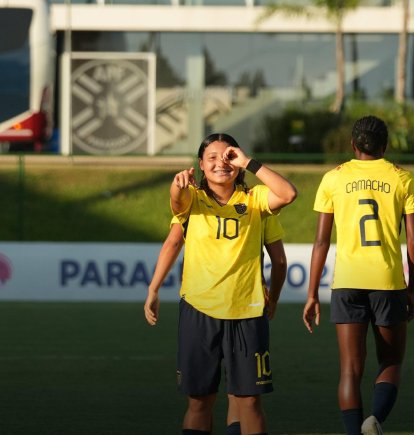 Mary Guerra de Ecuador celebra uno de sus tres goles ante Paraguay.