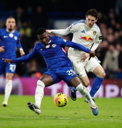 Moisés Caicedo es titular fijo en la volante de Chelsea.