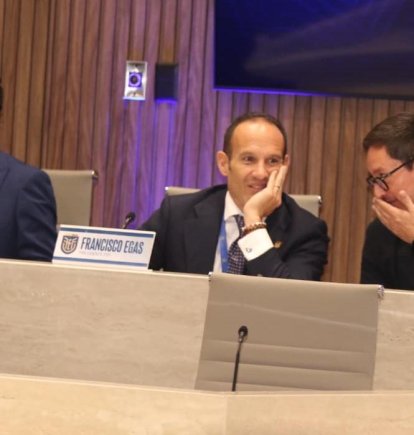 Francisco Egas, presidente de la FEF, intercambia impresiones con el asesor jurídico Luis Játiva durante la instalación del Congreso Electivo