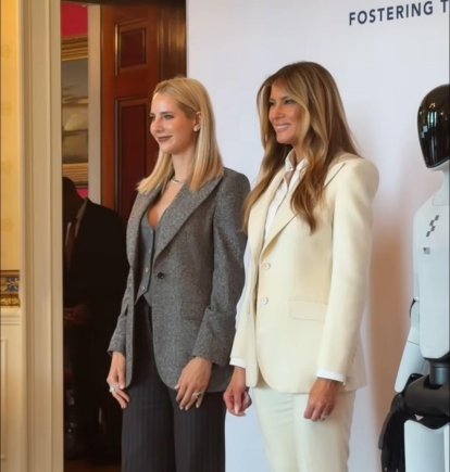 Lavinia Valbonesi junto a Melania Trumo en Washington.
