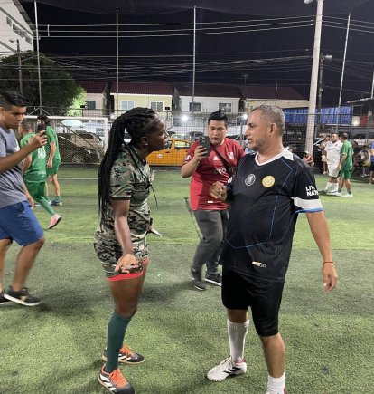 Mónica Quinteros dirige con carácter y se ha convertido en un fenómeno viral en las canchas.
FECHA: 27/03/2025
AG-AGENCIA
AG-PERIODISTA