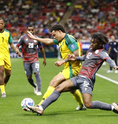 Shene Welepane (d) de Nueva Caledonia disputa el balón con Joel Latibeaudiere (i) de Jamaica en el Estadio Guadalajara.
