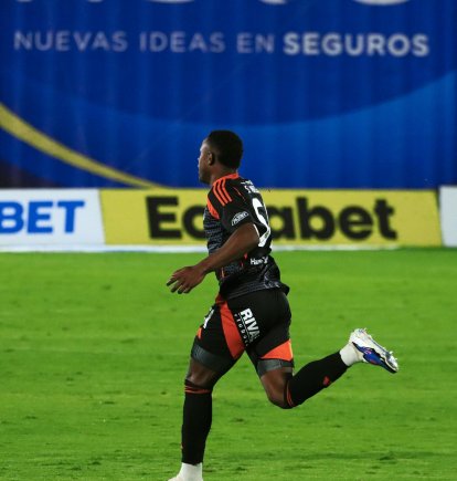 Stalin Valencia hizo el gol del Emelec en el empate 1-1 ante Católica.