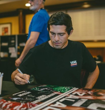 El tricolor asistió a su primera firma de autógrafos como participante de una cartelera.