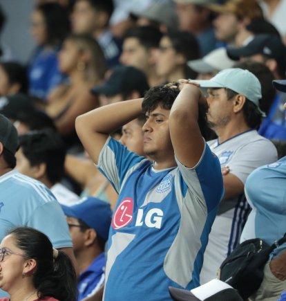 Los hinchas de Emelec tras la derrota ante Técnico Universitario.