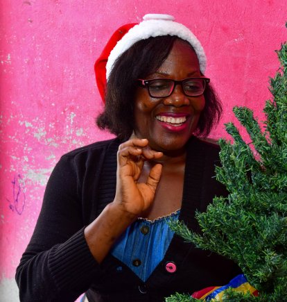 Marieta tiene un pequeño árbol que le regalaron. Pese a sus problemas, no pierde la alegría.