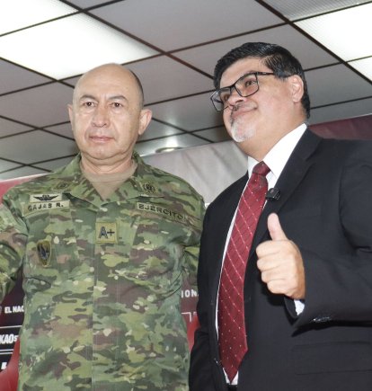 Ricardo Cajas, presidente de El Nacional, y Oswaldo Paredes, representante de NEF, dieron a conocer el acuerdo.