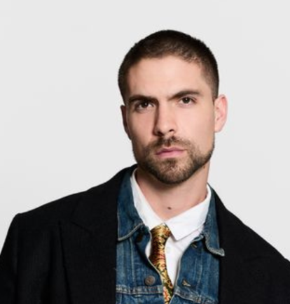 Johann Vera es un cantante y actor ecuatoriano.