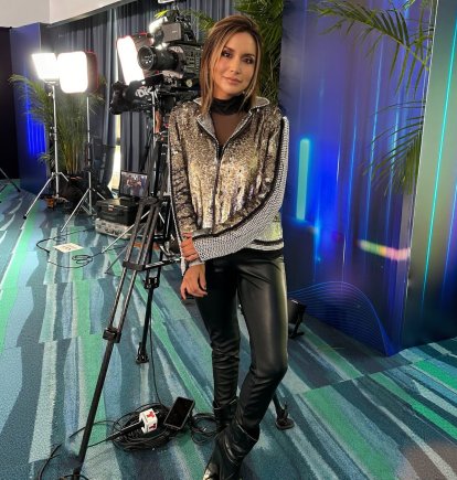 Mary Mayorga detrás de cámaras en un set de grabación, contenta por su trabajo.