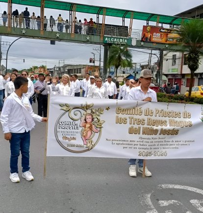 El Comité de Priostes de los Tres Reyes Magos del Niño Jesús desfila con devoción durante el pregón que dio inicio a las fiestas de los Reyes Magos 2026.