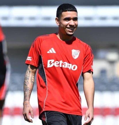 Kendry Páez se prepara para su estreno con River Plate en Buenos Aires.