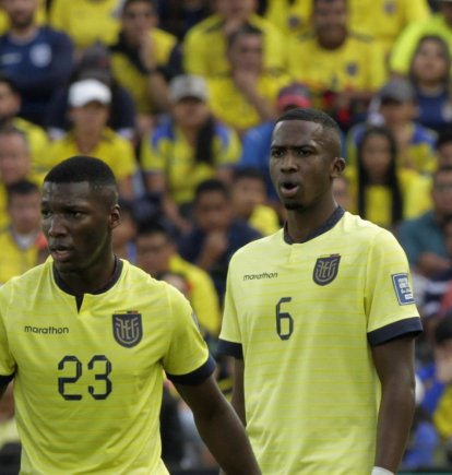 Moisés Caicedo (23) y Willian Pacho (6), figuras de la selección de Ecuador.