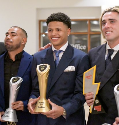 Patrik Mercado (c) se llevó el premio al mejor jugador de la LigaPro. Lució feliz el trofeo y el anillo junto a sus compañeros de Independiente.