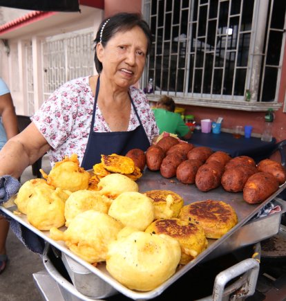 Lucía atiende siempre con una sonrisa. Es lo primero que sus clientes ven.