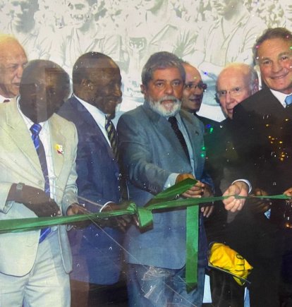 Moacyr Pinto de traje blanco con el presidente de Brasil Lula da Silva y a un costado Pelé.