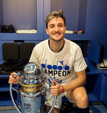 Francisco Pizzini con uno de los trofeos conseguidos en clubes argentinos.