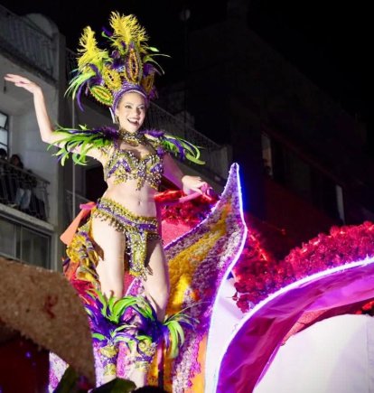 Mara Topic conquistó al público bailando y saludando desde el carro alegórico.