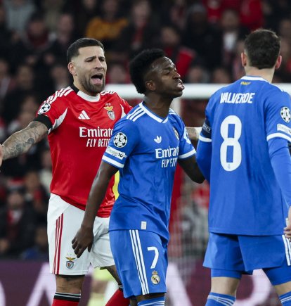 El jugador del Real Madrid, Vinicius Jr (c), tras la denuncia de racismo en cancha.