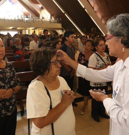 En los diferentes templos católicos, al finalizar las misas, los creyentes buscaron la imposición de la cruz de ceniza.