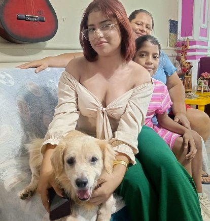 Sam descansa tranquilo en su hogar, rodeado del cariño de sus dueñas.