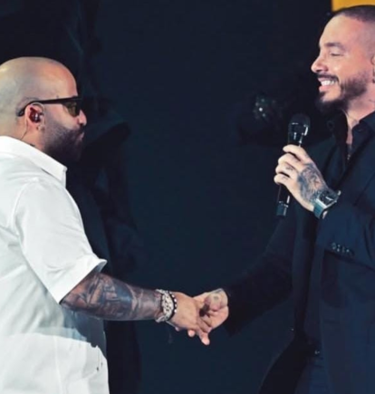 Arcángel y J Balvin en el escenario de Premio Lo Nuestro 2026.