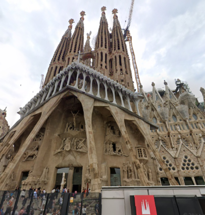 La imponente basílica de la Sagrada Familia, en Barcelona, luce su torre central culminada con la cruz que la convierte en el punto más alto del templo diseñado por Antoni Gaudí, marcando un hito histórico en su construcción