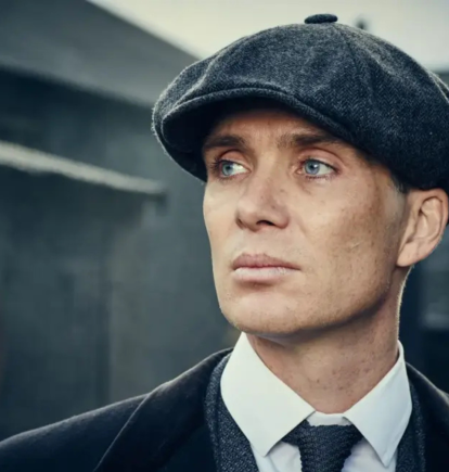 Thomas Shelby, el líder de una familia criminal en la ciudad de Birmingham, Inglaterra