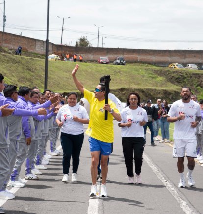 El atleta Franklin Tenorio portó la antorcha de las Olimpiadas Barriales de FLQ.