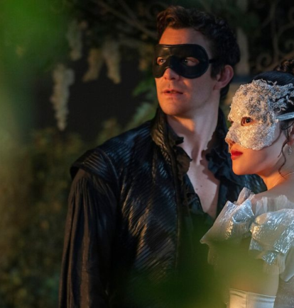 Benedict Bridgerton (Luke Thompson) y Sophie Baek (Yerin Ha) en 