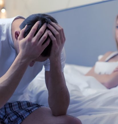 Problemas de pareja debido a supersticiones en la cama son comunes, según expertos.