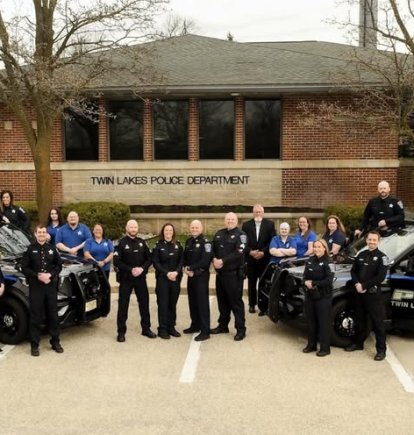 Policías de Twin Lakes rescataron a tres perros atrapados dentro de una casa en llamas en Wisconsin