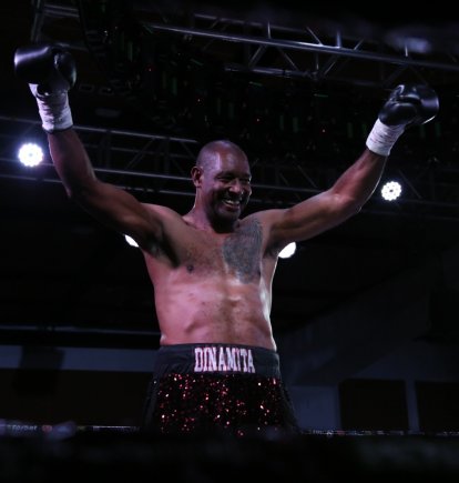 El festejo de Dinamita Espinoza tras ganar el último combate de su carrera.