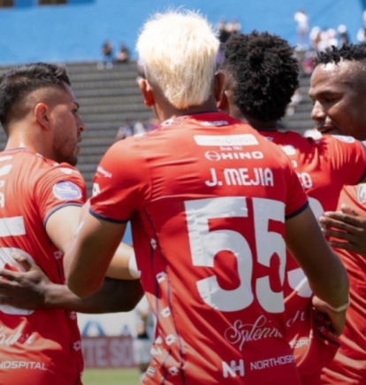 Jugadores de El Nacional celebran en el partido ante Liga de Quito por la LigaPro, el 24 de agosto de 2025.