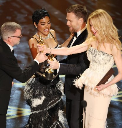 Paul Thomas Anderson (izq.) y Teyana Taylor (segunda desde la izquierda) reciben el Óscar a la mejor película por 