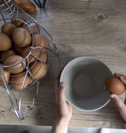 El huevo posee una capa protectora natural llamada cutícula, que sella los poros de la cáscara