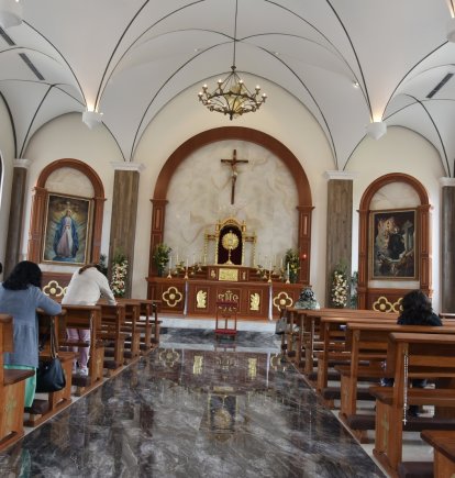 En esta capilla se hace adoración a la Eucaristía las 24 horas del día.