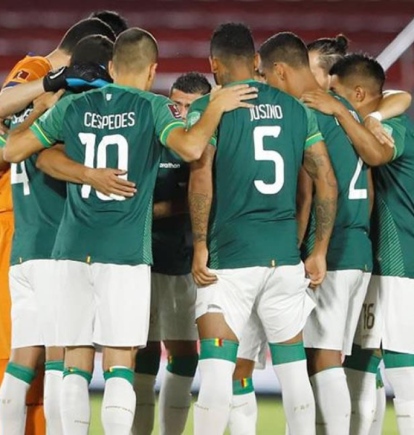 Bolivia en un abrazo grupal antes del inicio de un partido internacional