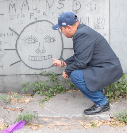 Los símbolos extraños que aparecieron en 2022 en la fachada del Cementerio podrían estar relacionados con hechos actuales.