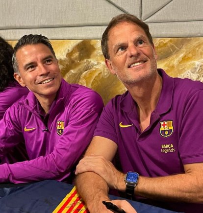 El argentino Javier Saviola y Frank de Boer de Países Bajos, ex figuras del FC Barcelona.