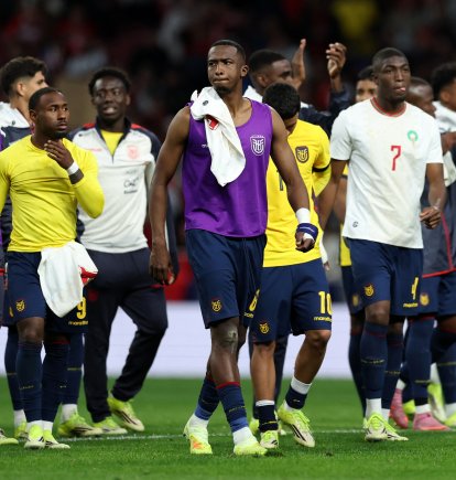 Willian Pacho (c) saltó con la banda de capitán de Ecuador ante Marruecos.