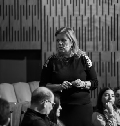 Noelia realiza sesiones en vivo en teatros.