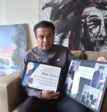 Jonnathan Carrera con varias fotos y placas de los reconocimientos que recibió su padre por el aporte para dar identidad, normativa y masificación del ecuavóley