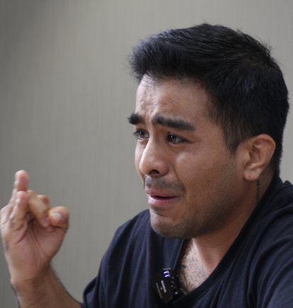 Momento en que Carlos Páez, visiblemente afectado, habla sobre su hija y el proceso legal.